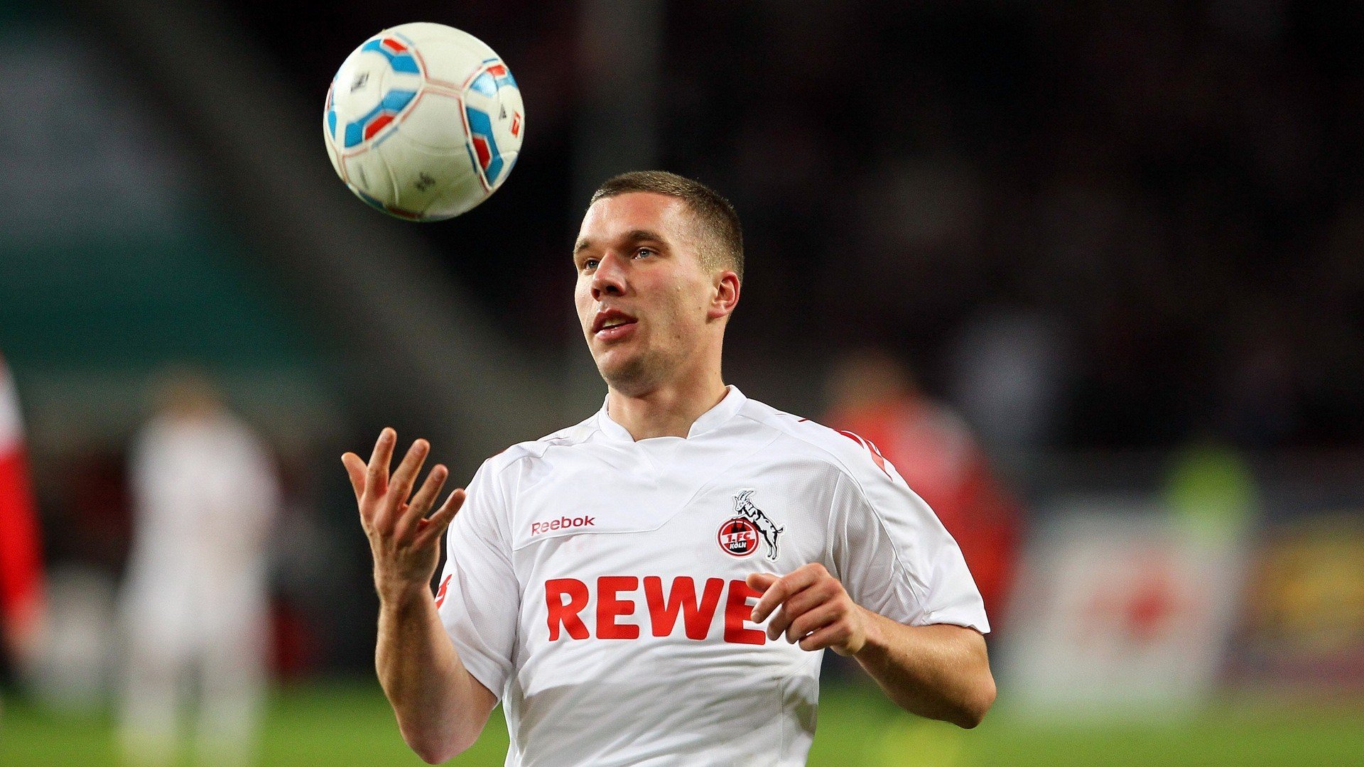 世界杯逆境突围：英雄时刻燃爆全场，世界杯遇险记