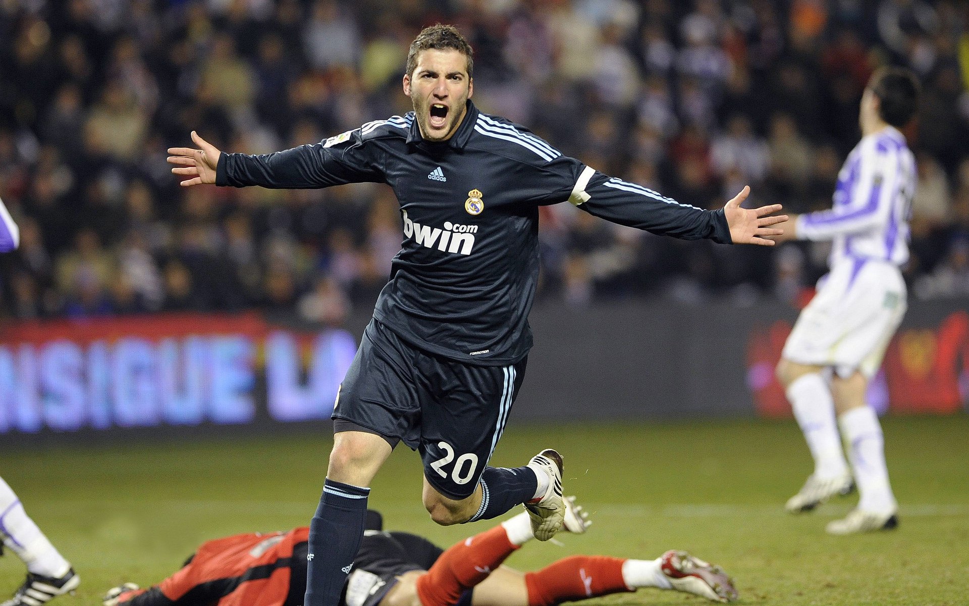 乐鱼官方-比赛中，蒂伊展现出“全能战士”的风采，攻防两端表现都是精品！